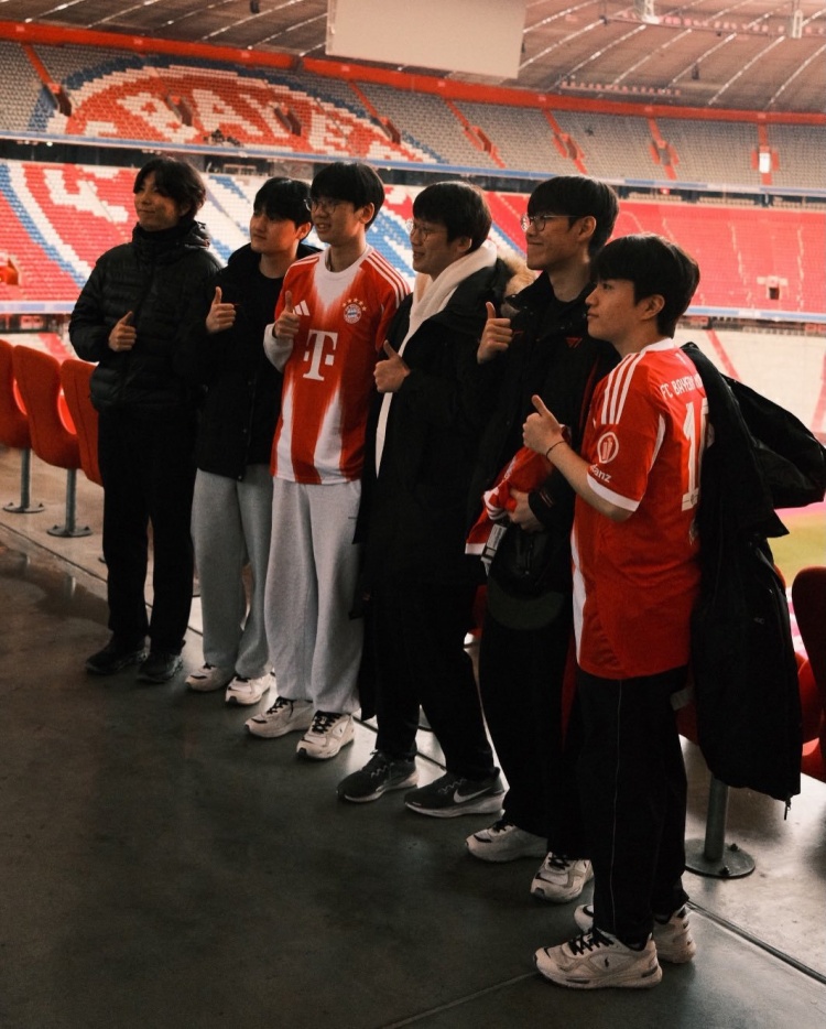 T1官方分享选手们参观拜仁主场的照片