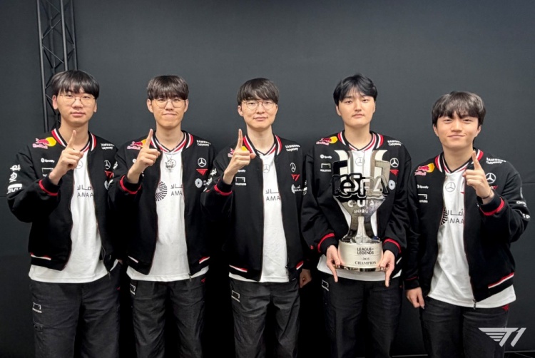 T1分享赛后选手合影：我们是KeSPA CUP 2025 冠军～!